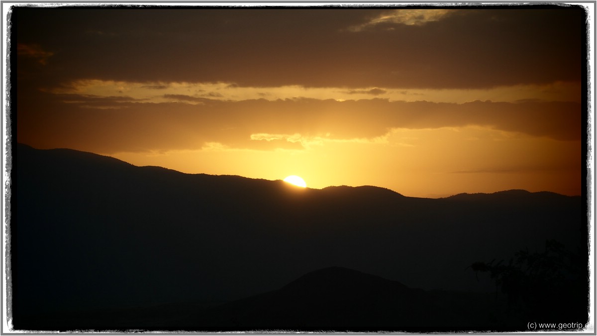 Sonnenaufgang am Lake Natron