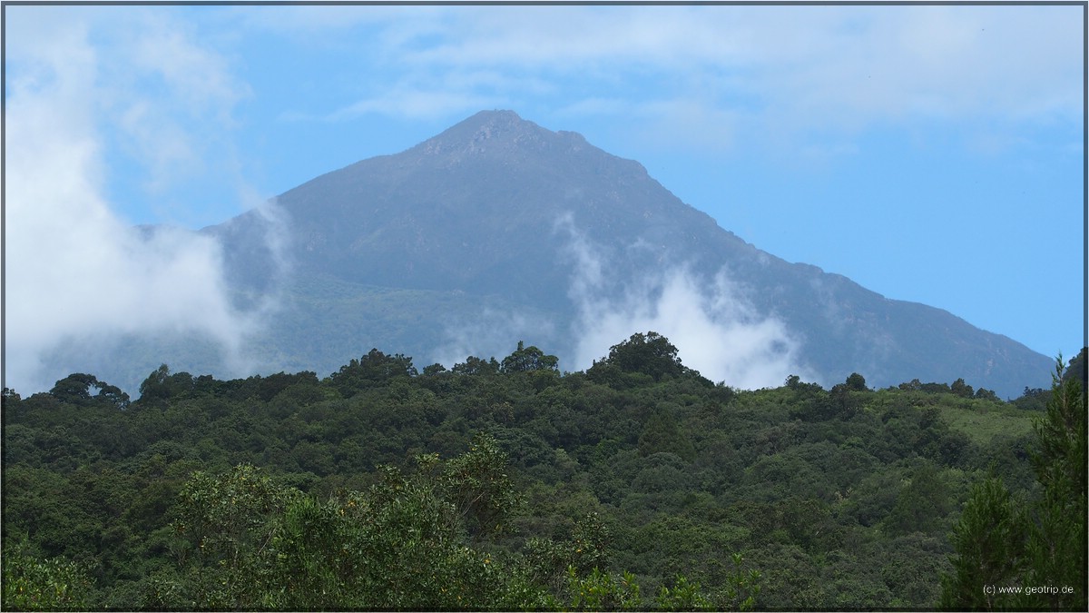 Der Arusha Nationalpark besticht mit wunderschöner Gebirgskulisse