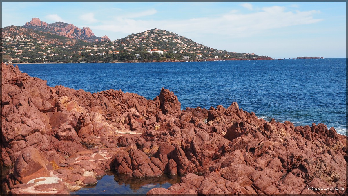 Rote Felsen, blaues Meer